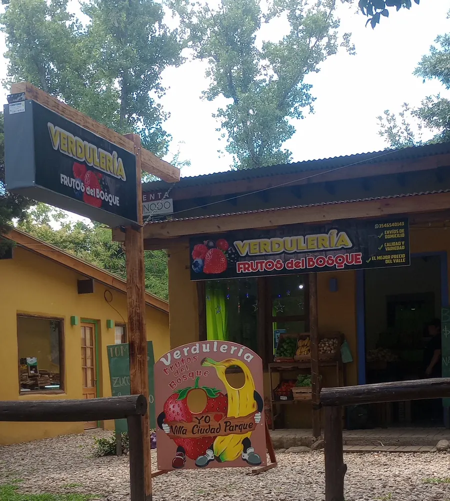 Frente de la Verdulería Frutos del Bosque sobre el bulevar de Los Reartes