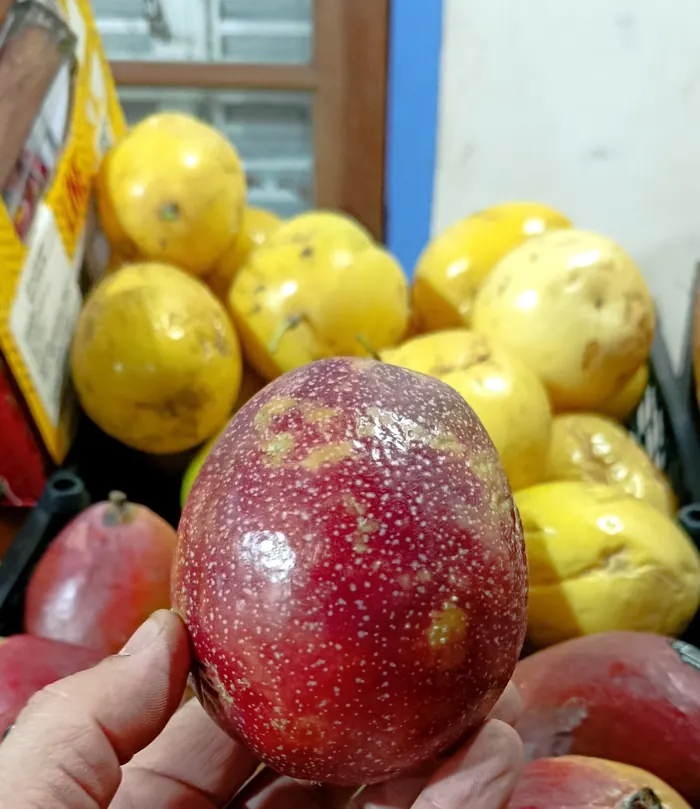Maracuyá en la verdulería Frutos del Bosque, Los Reartes
